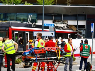 Bus krachte in Salzburg in Supermarkt: Ein Todesopfer