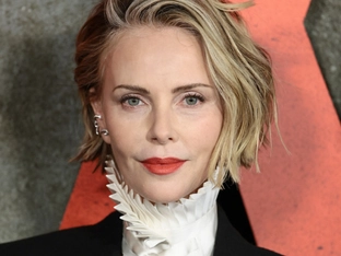 Töchter von Charlize Theron sind "hormonelle Albträume"