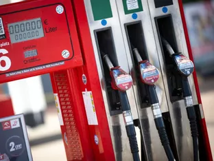 Marterbauer drängt Brüssel zu Übergewinnsteuer auf Sprit