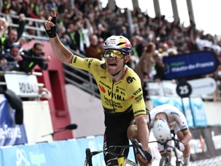 Van Aert gewinnt Paris-Roubaix im Zielsprint vor Pogacar