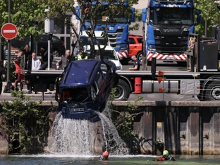 Bus stürzt in die Seine nahe Paris