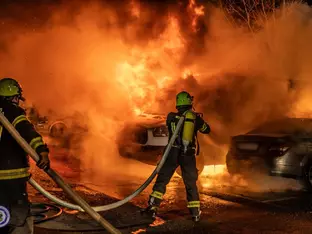 Mehrere Fahrzeuge brennen in Sinich