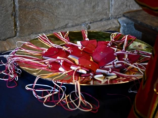 König Charles verteilt am "Royal Maundy" Münzen in Wales