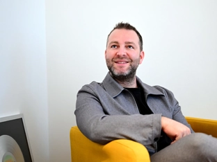 Liebeskummer und Leichtigkeit: Josh. ist wieder "fröhlicher"