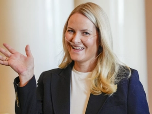 Mette-Marit mit Sauerstoffgerät bei offiziellem Termin