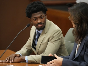 Richter gewährt Lil Nas X Behandlung statt Haft