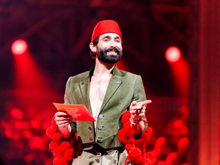 Tom Neuwirth gibt den Frosch bei "Pride-Fledermaus" in Wien