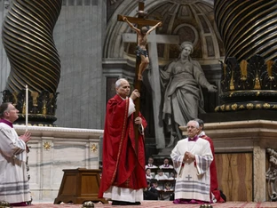 Kreuzweg am Kolosseum - Papst trug Kreuz selbst