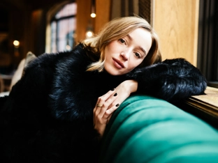 Phoebe Dynevor würde gerne zu "Bridgerton" zurückkehren