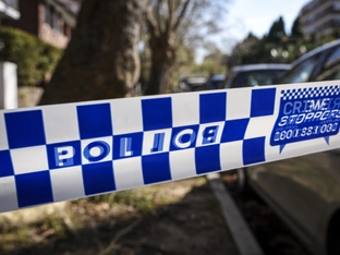 Auto fährt in Australien in Menschengruppe