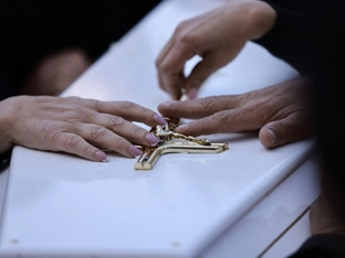 Israelischer Soldat beschädigt Jesus-Figur im Libanon