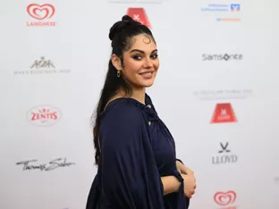 Nilam Farooq ist schwanger und teilt das unfreiwillig