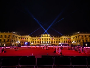 3.000 Drohnen leuchten bei ESC-Show über Schloss Schönbrunn