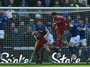 Liverpool und Aston Villa holen in der Nachspielzeit Siege