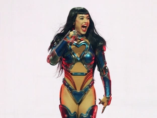 Katy Perry warf in Rom Kreditkarte in Trevi-Brunnen