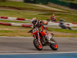 Zwei Siege zum Saisonstart für Supermoto-Pilot Felix Wegscheider