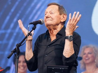 Ambros von seinem "ureigensten Heimatland" ausgezeichnet