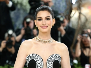 Musikstar mit Abgründen: Anne Hathaway spielt "Mother Mary"