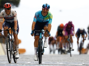 Ballerini holt Giro-Heimsieg nach Massensturz im Sprint