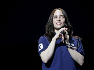 Billie Eilish freut sich "riesig" aufs Älterwerden