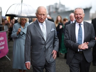 Charles III. zu Besuch in Nordirland eingetroffen