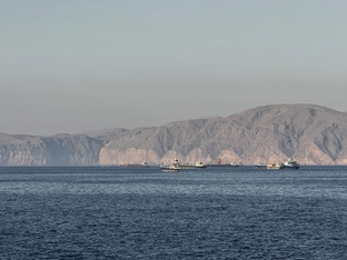 Mehrere Explosionen nahe Hormuz