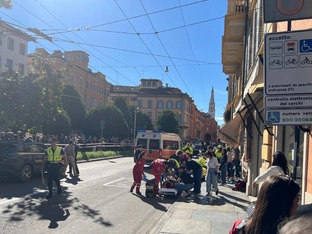 Auto in Modena in Menschengruppe: 5 Personen noch im Spital
