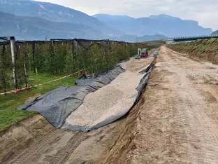 Wildbachverbauung verstärkt Etschdämme im Unterland