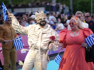 Viel Haar und wenig Stoff: Der Wiener ESC 2026 ist eröffnet