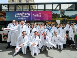 ESC-Fans huldigten mit Bademantel-Fahrt Udo Jürgens