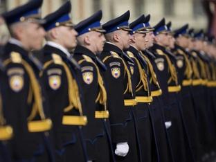 Ohne Panzer und Raketen - Putin nimmt Militärparade ab