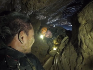 Erster Goldsucher aus Höhle in Laos geborgen