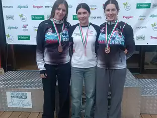 Drei SCM-Slalom-Kanutinnen freuen sich über Team-Bronze