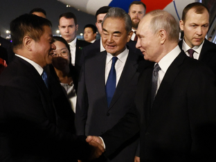 Xi begrüßt Putin in Peking
