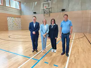 PNRR investiert in nächste Generation: Schulsportanlagen besichtigt