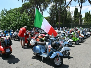 Vespa-Fans feiern in Rom 80. Geburtstag der Kultmarke