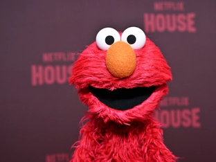 Elmo aus der "Sesamstraße" als Videopodcaster