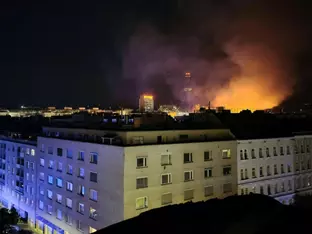 85 Menschen bei Dachbrand in Wien aus Wohnhaus evakuiert