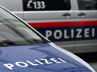 Jogger von Unbekannten mit Waffe überfallen