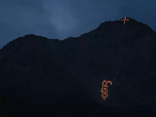 Herz Jesu Feuer brachten Berghänge zum Glühen