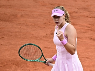 Teenager Andrejewa zieht souverän ins Paris-Finale ein