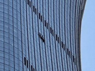Kleinflugzeug gegen Hochhaus in Peking geprallt