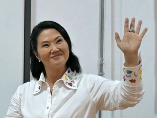 Fujimori führt bei Präsidentenwahl in Peru knapp