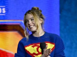 "Supergirl" Milly Alcock im "Meer aus Glückseligkeit"