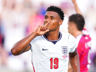 England gewinnt WM-Generalprobe nach Gewitter