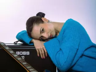 Newcomerin Charis setzt auf eine emotionale Reise