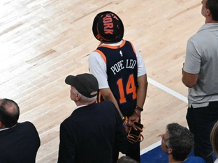 Spike Lee im Papst-Trikot bei den NBA-Finals