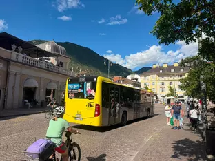Weitere barrierefreie Haltestelle im Stadtzentrum Bozen
