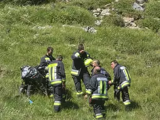 Motorrad stürzt Hang hinunter