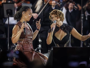Raye eröffnete 60. Montreux Jazz Festival mit Alicia Keys